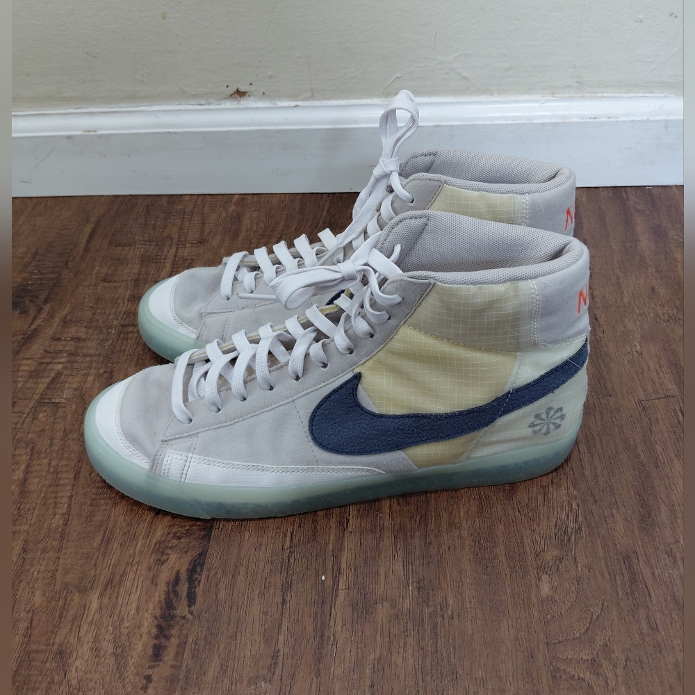 Nike  Men Size 11 Sneakers with Neon Blue and Gray